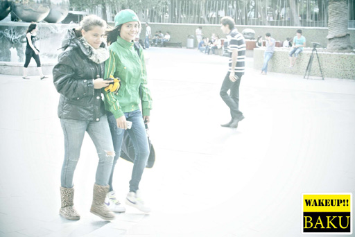 Флешмоб " Winter in Summer" в Баку  - в летнюю жару в зимней одежде (фотосессия)